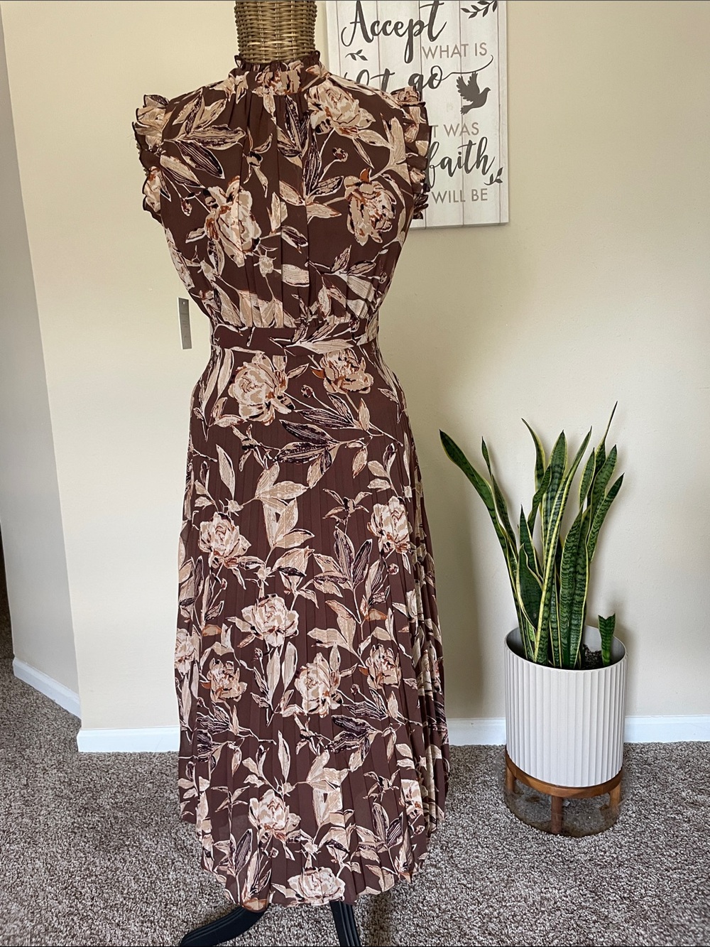 Petal & Pup Delphine Pleated Sleeveless Maxi Dress - Picture 3 of 7